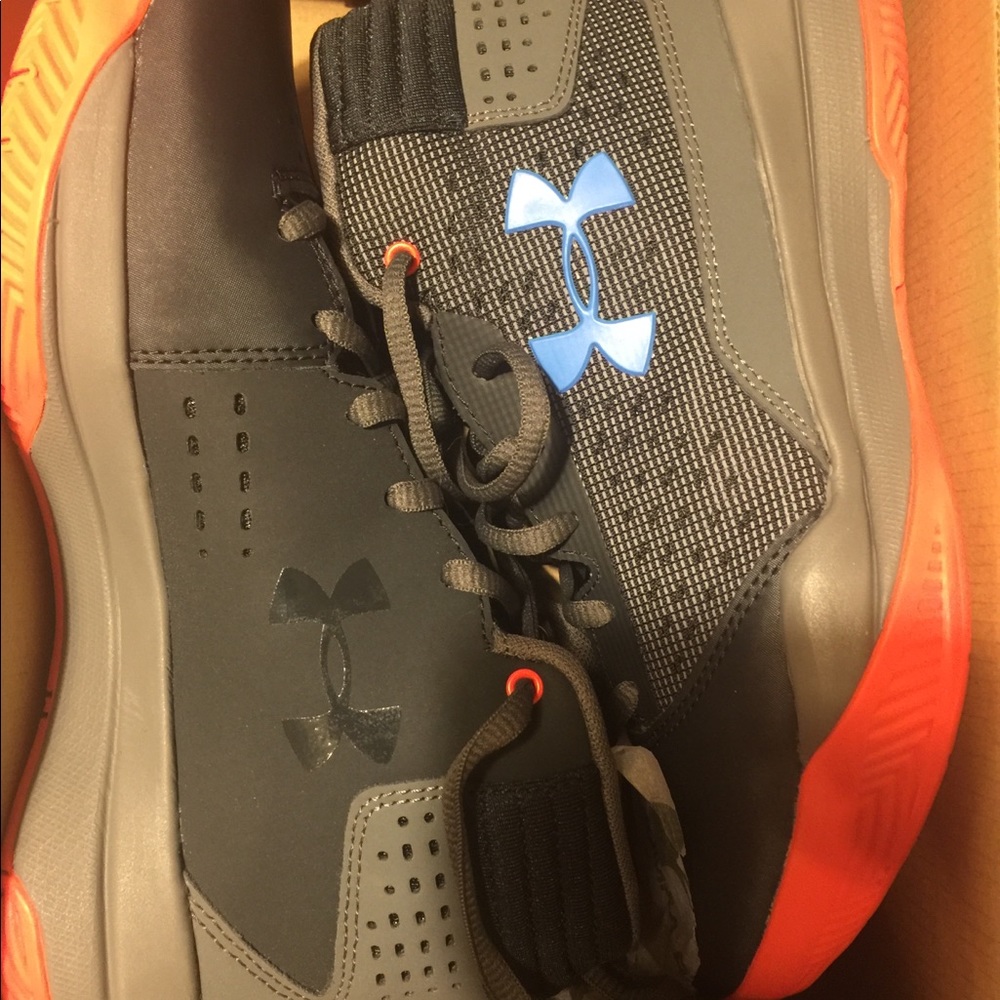 NIB Under Armour BGS JET 2017 Big Boy size 4Y